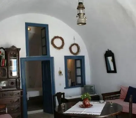 Lava Oia's * Oia