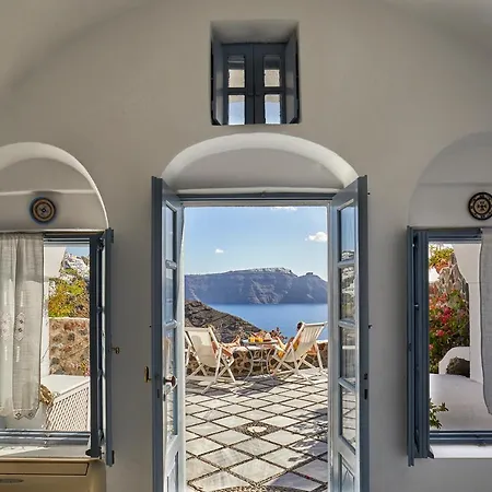 Lava Oia's *