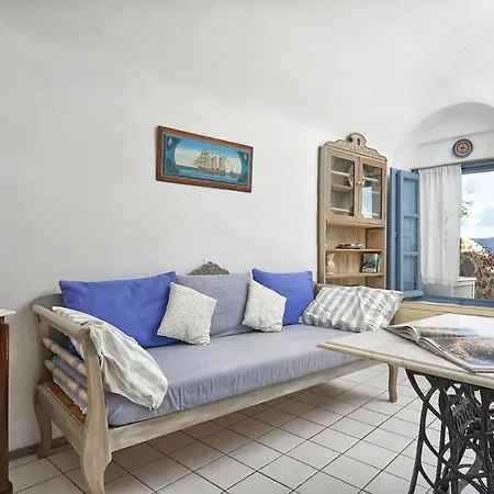 Апартаменты Lava Oia's *